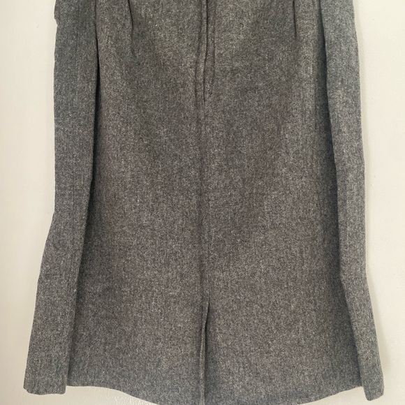Safe Harbor Women’s gray wool 2piece suit with polyester liner. Blazer and skirt - Picture 6 of 7